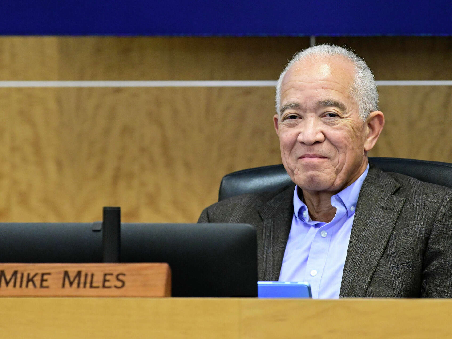 Controversial HISD leader gets major raise with contract extension