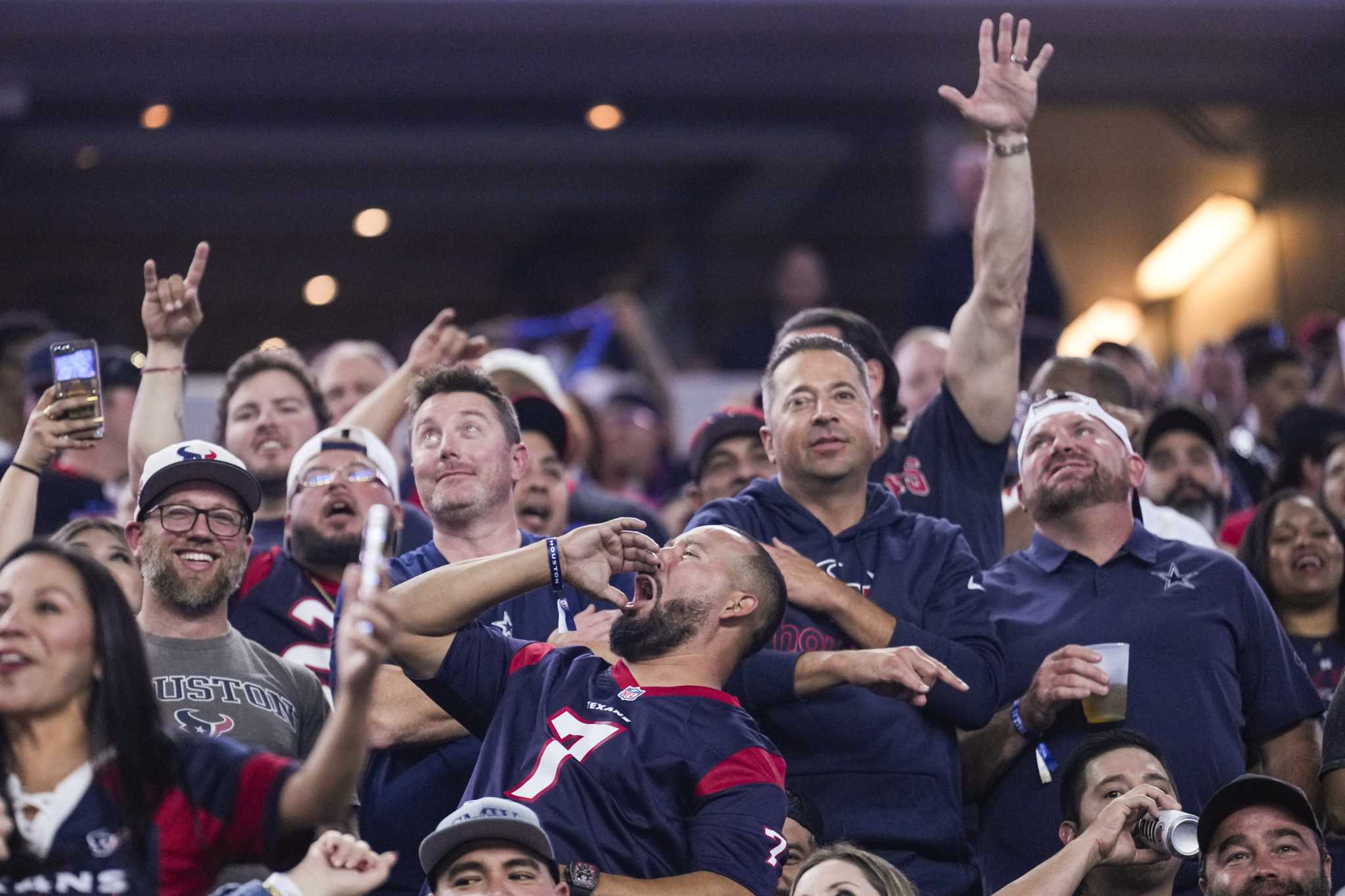 Texans fans make presence felt as visitors in Cowboys' AT&T Stadium