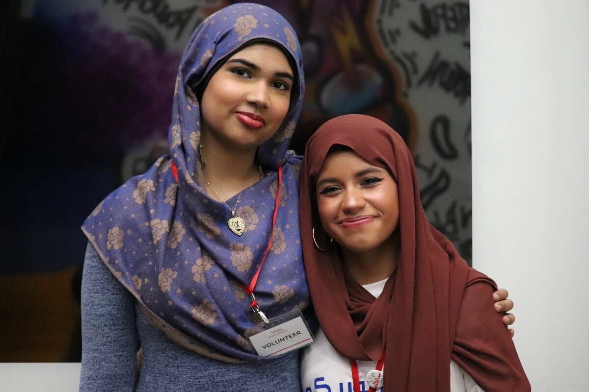 Abiha Abidi (left) Mia Hernandez (right) are youth volunteers of the IslamInSpanish Centro Islamico. Abidi identifies as Pakistani and Hernandez as Puerto Rican.