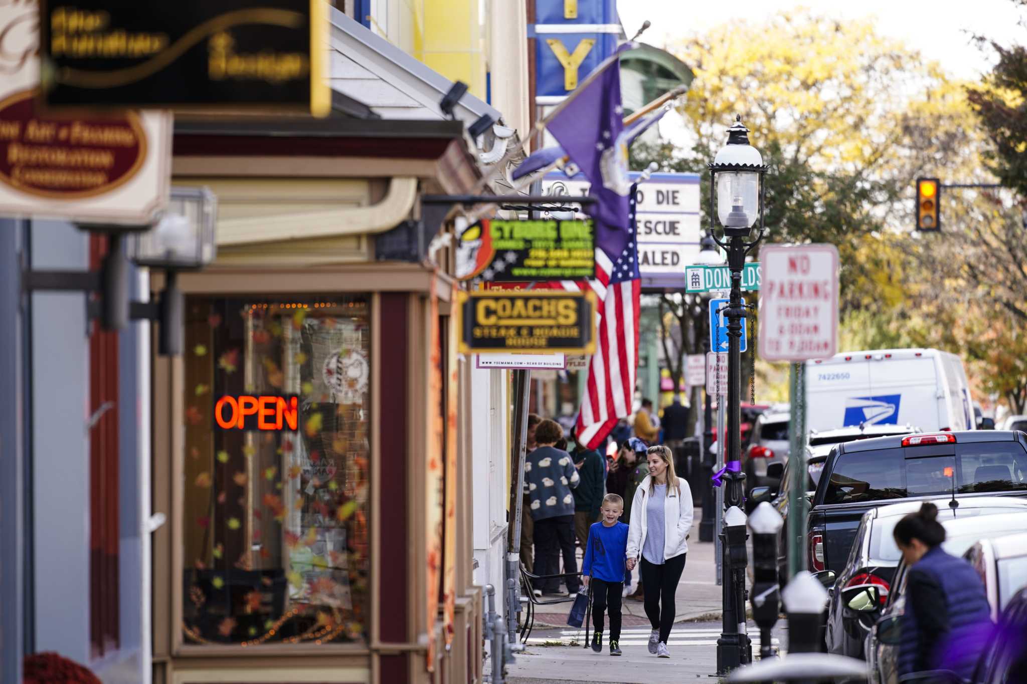 US consumer confidence ticks higher on better outlook for hiring