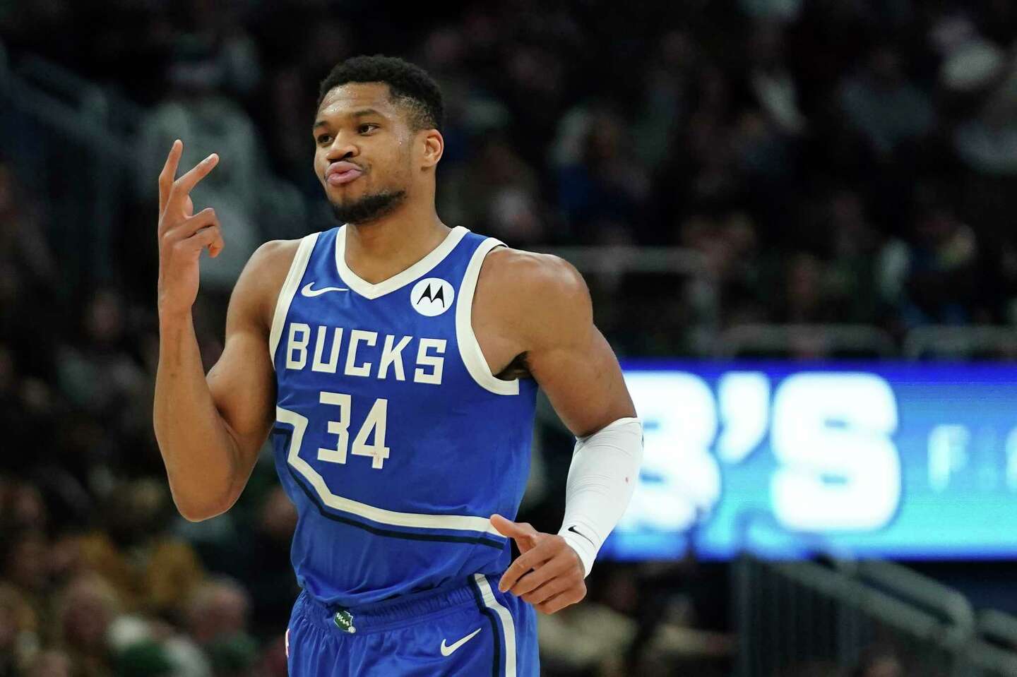 Antetokounmpo Has 42 Points, 12 Rebounds And 11 Assists, Bucks Win 6th ...