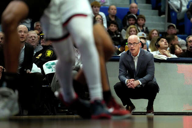 Why Dan Hurley believes the Huskies can get back to 'monster level'