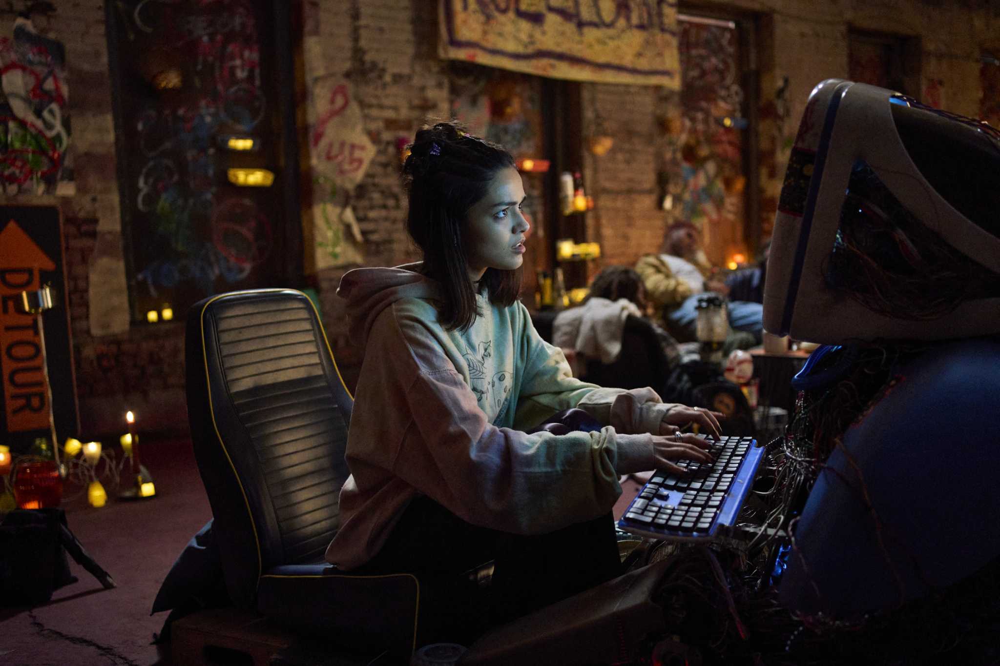 Review: Nostalgia can't save 'Y2K' from its uninspired humor