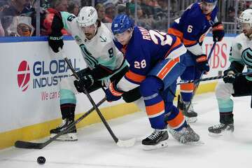 Dunn, Daccord Lead Kraken To 5-2 Win Over Islanders