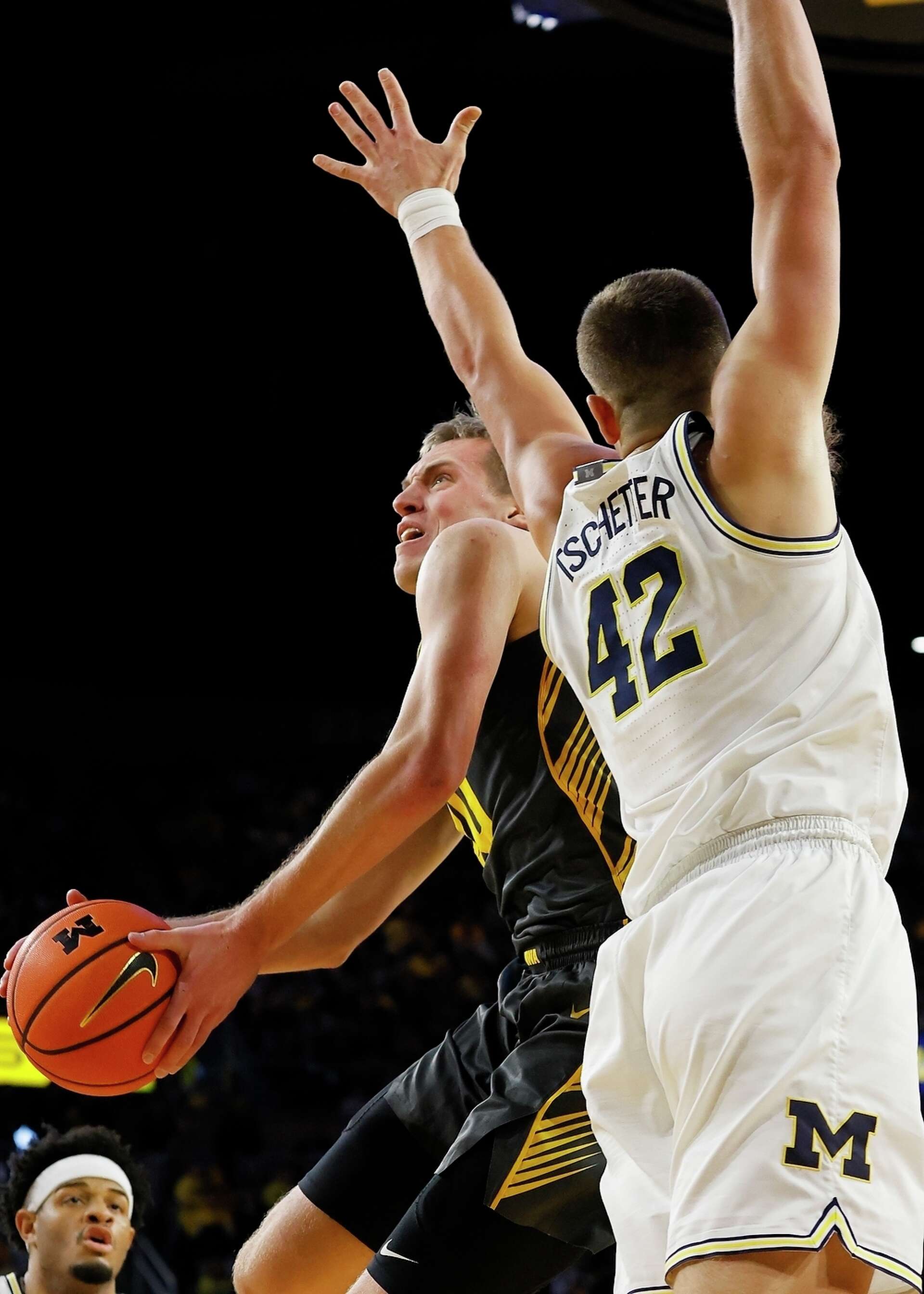 Gayle Scores Late To Give Michigan 85-83 Win Over Iowa For Wolverines ...