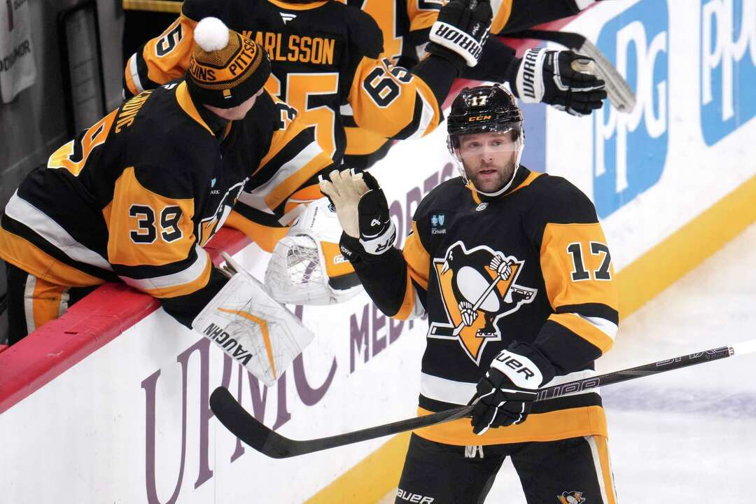 Bunting Scores Decisive Power-play Goal To Power Penguins Past Maple ...