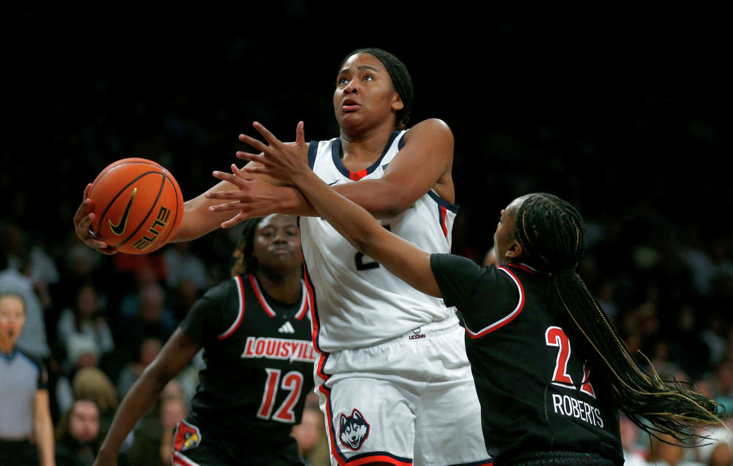 Sarah Strong leads UConn women's basketball over Louisville