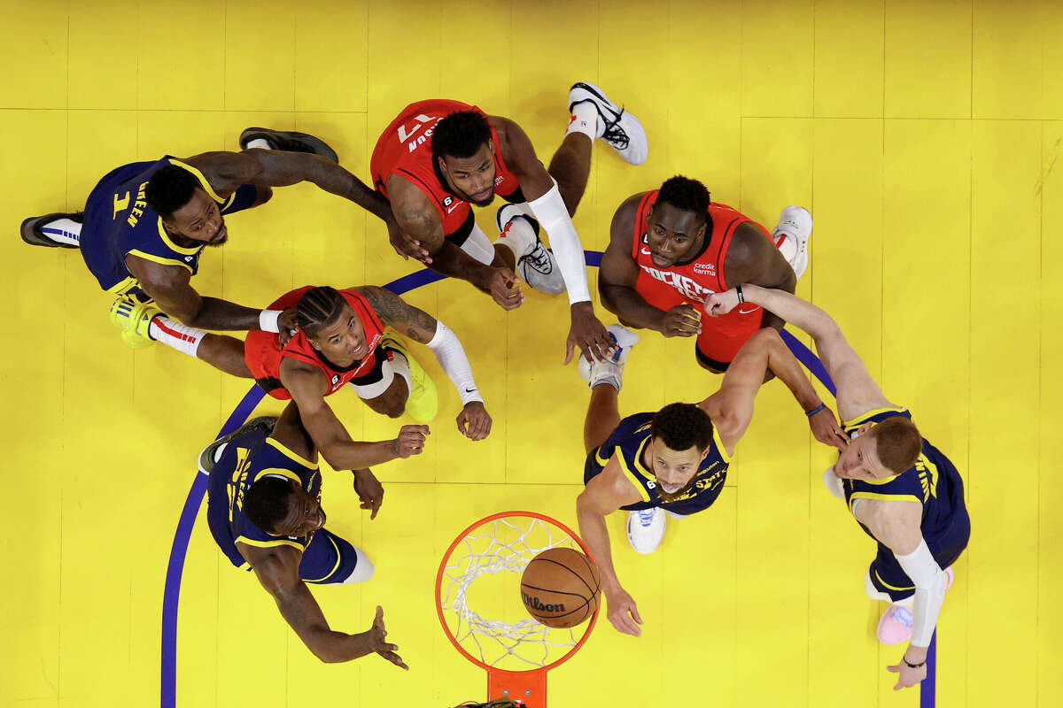 SAN FRANCISCO, CALIFORNIA - DECEMBER 03: JaMychal Green #1, Draymond Green #23, Stephen Curry #30, and Donte DiVincenzo #0 of the Golden State Warriors wait for a rebound against Usman Garuba #16, Tari Eason #17, and Jalen Green #4 of the Houston Rockets at Chase Center on December 03, 2022 in San Francisco, California. NOTE TO USER: User expressly acknowledges and agrees that, by downloading and or using this photograph, User is consenting to the terms and conditions of the Getty Images License Agreement. (Photo by Ezra Shaw/Getty Images)