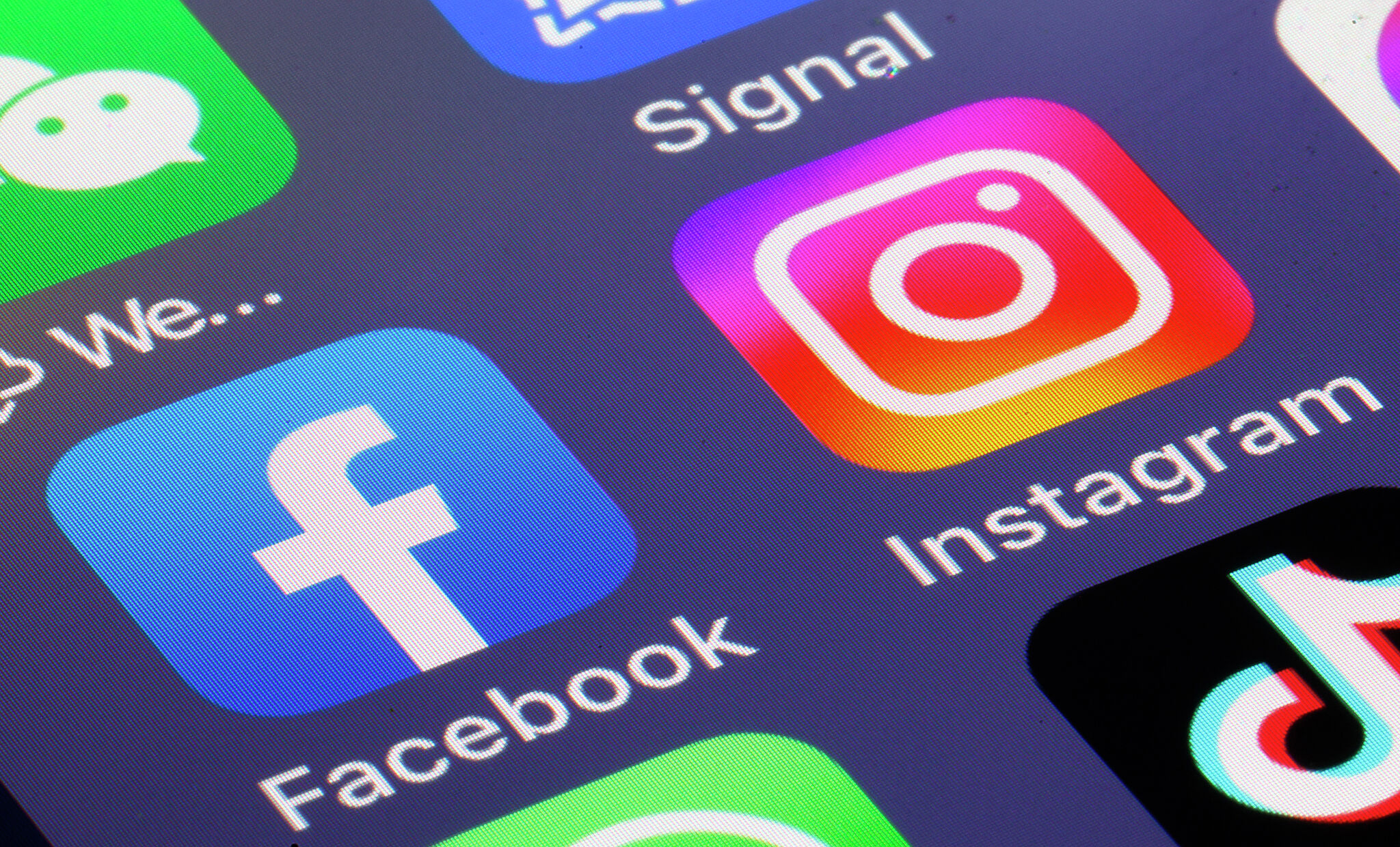 California Bill Targets Addictive Social Media Features for Teens