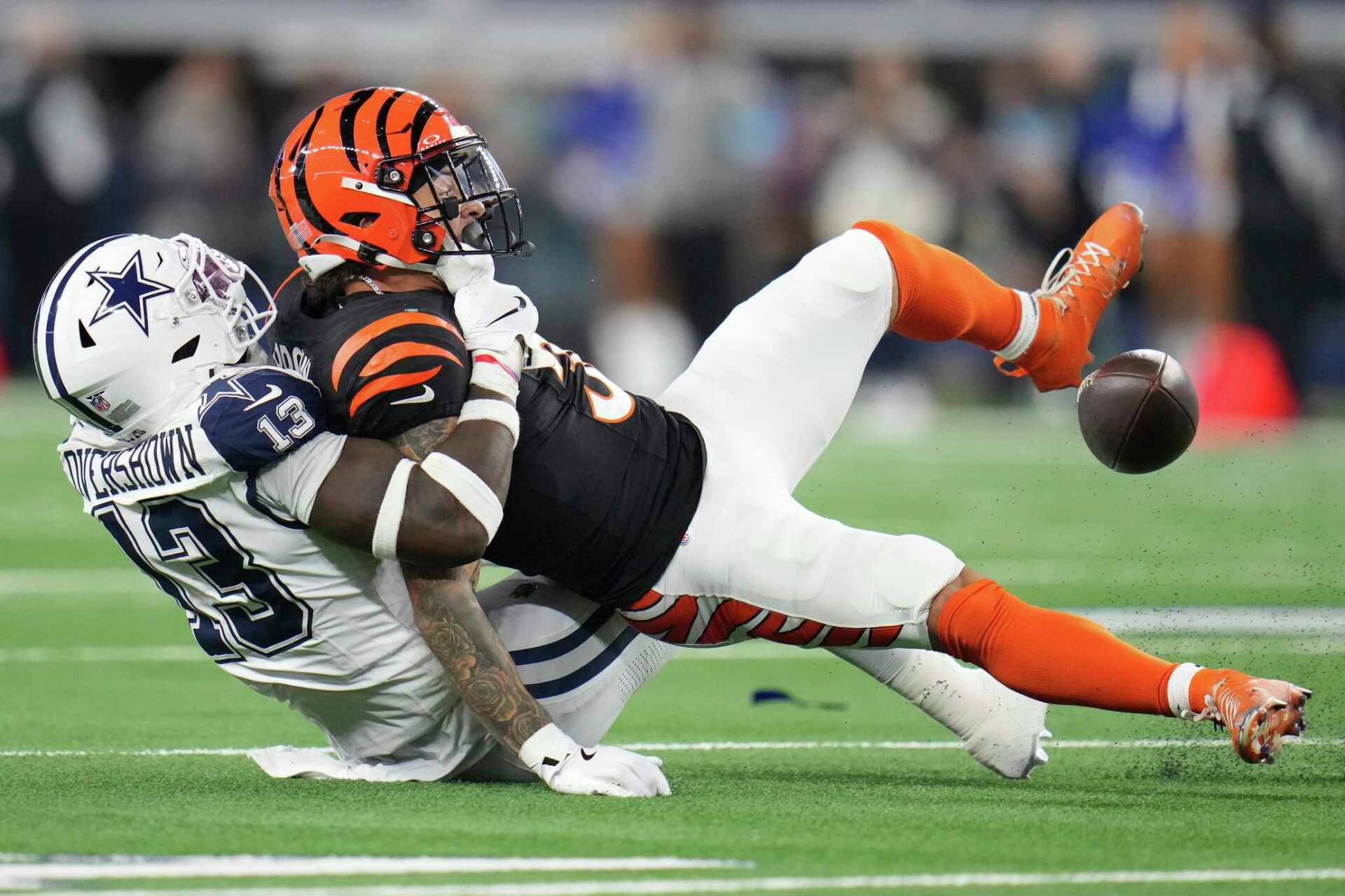 Cowboys' Overshown Suffers Knee Injury Against Bengals That Coach Calls ...