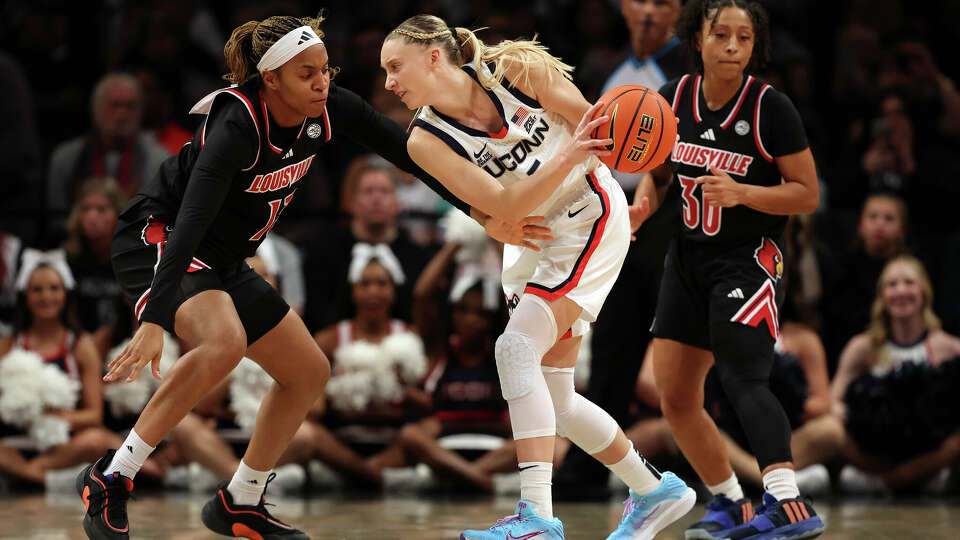 What UConn coach Geno Auriemma said about Paige Bueckers' sneakers