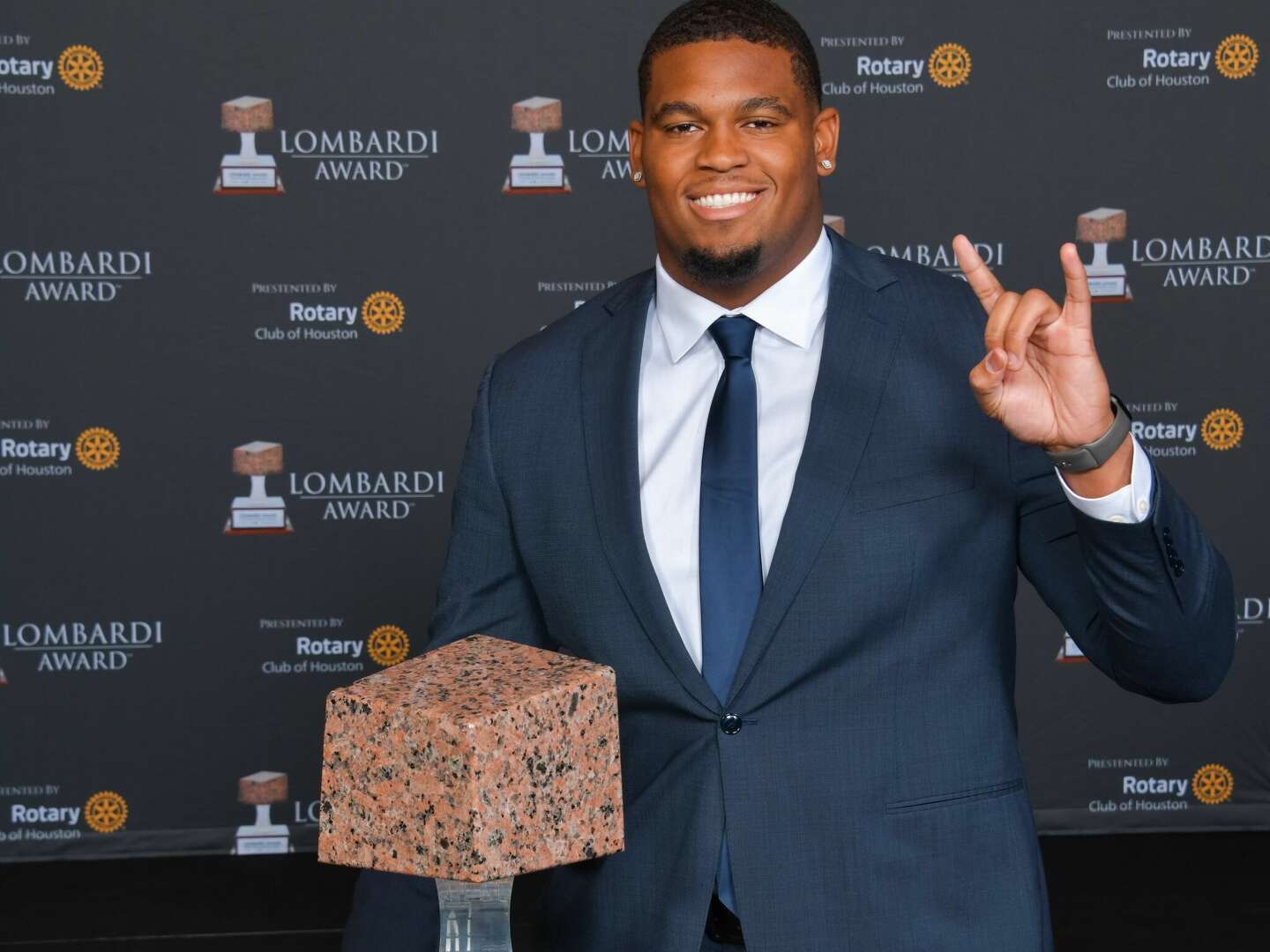 Texas Longhorns OL Kelvin Banks Jr. wins Lombardi Award