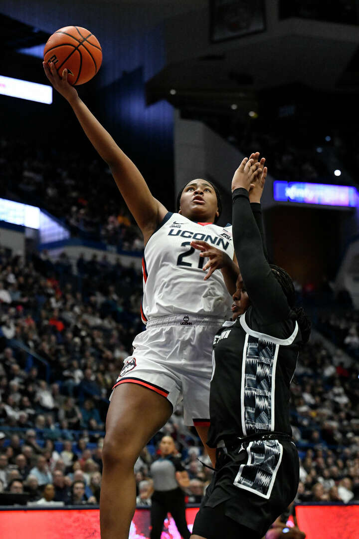Where does Sarah Strong rate among UConn women's basketball freshmen?