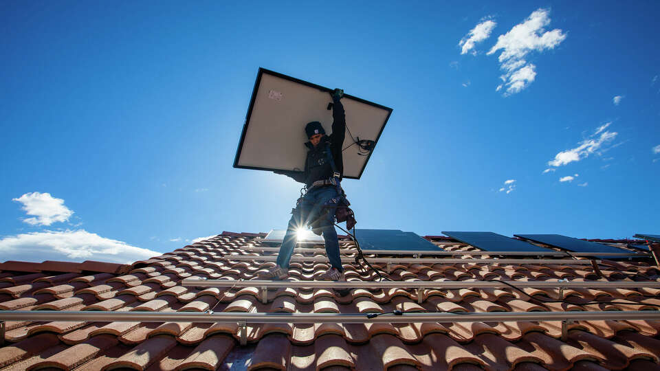 An employee of Sunrun, nation's largest rooftop solar installer, carry panels into position in North Las Vegas, NV. Nevada, like Texas, has had a surge of complaints on solar installations leading to the creation of a special investigations team by the state’s contractors board. Texas has thus far, failed to act. (Brian van der Brug / Los Angeles Times via Getty Images)