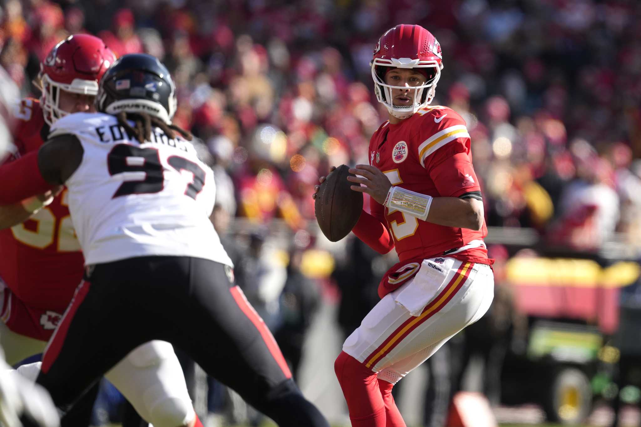 Mahomes Throws For TD And Runs For Score As Chiefs Beat Texans 27-19 To ...