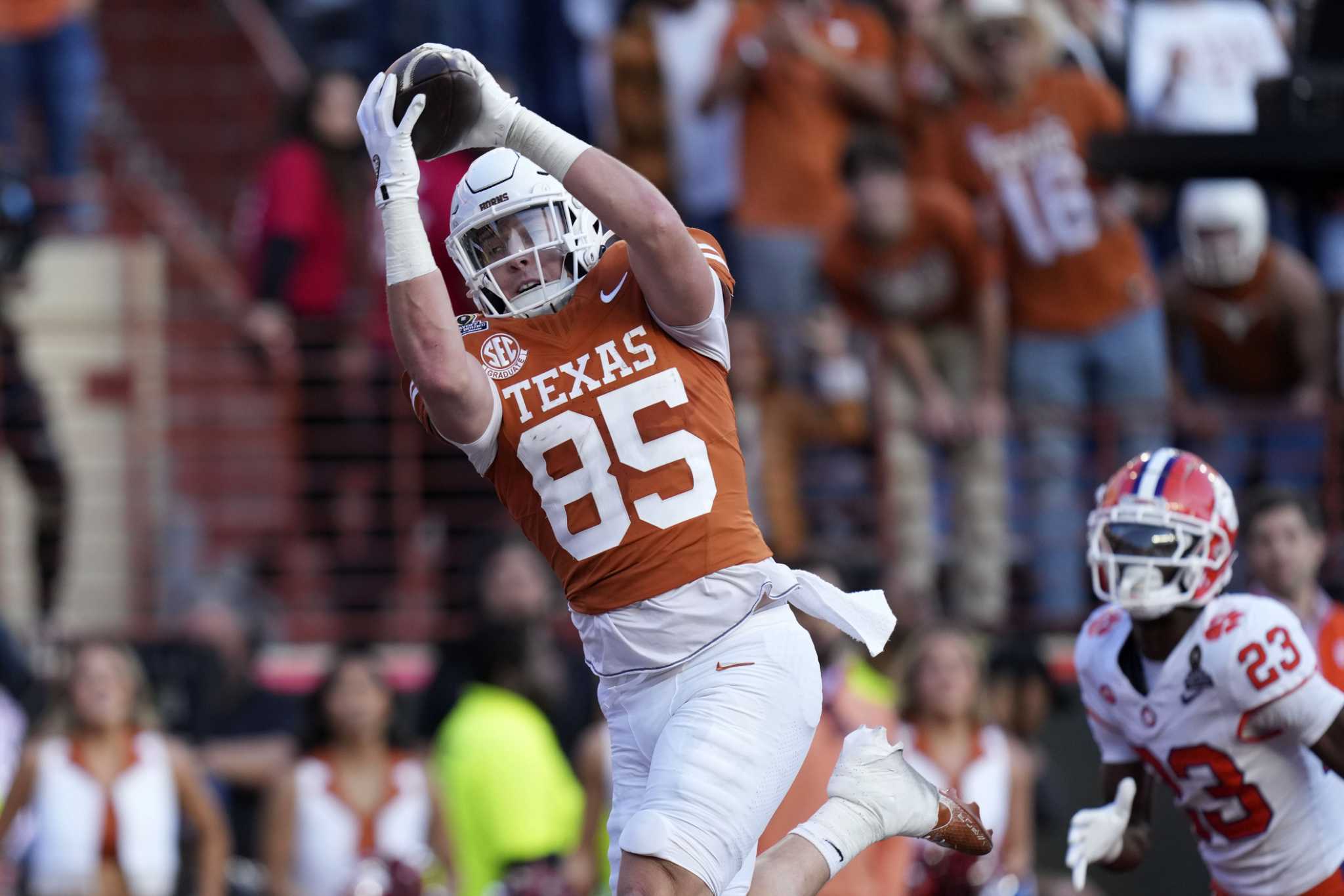 Texas tight end Gunnar Helm a standout who stayed patient and stayed put in transfer era