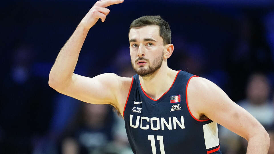 UConn fans show support for Alex Karaban after missed free throws