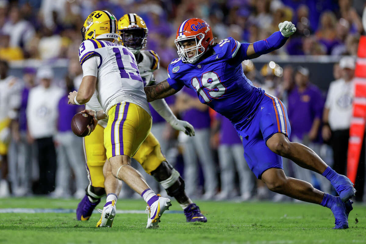  Florida Gators edge T.J. Searcy (19) pressures LSU Tigers quarterback Garrett Nussmeier (13) during the game between the LSU Tigers and the Florida Gators on November 16, 2024 at Ben Hill Griffin Stadium at Florida Field in Gainesville, Fl. 