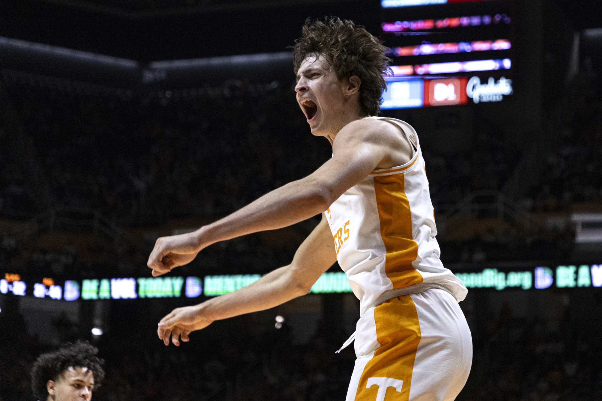 Lanier And Zeigler Lead No. 1 Tennessee Past Upset-minded Middle 