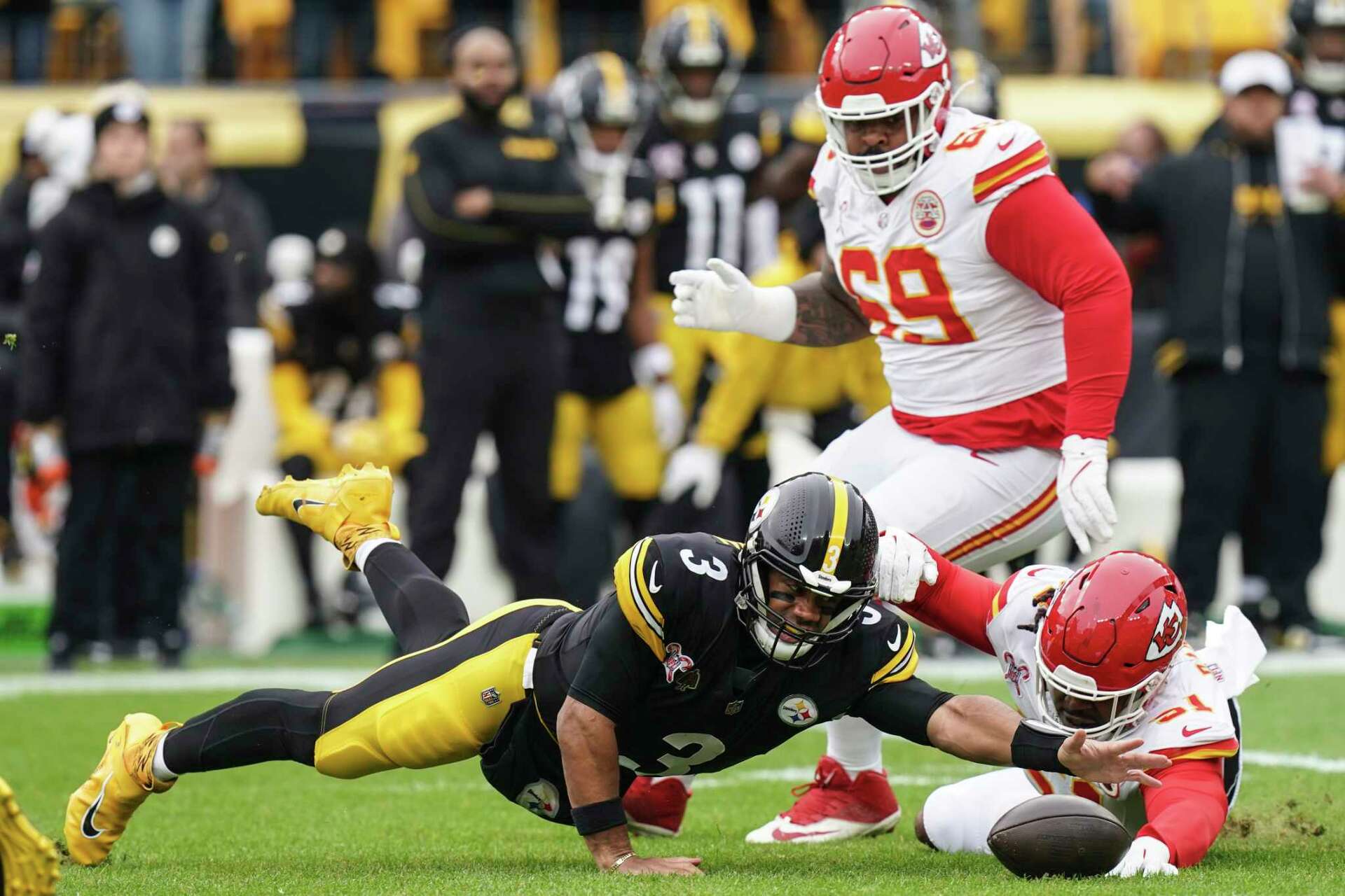 Mahomes throws 3 TDs as Chiefs clinch AFC's top seed by breezing past the skidding  Steelers 29-10