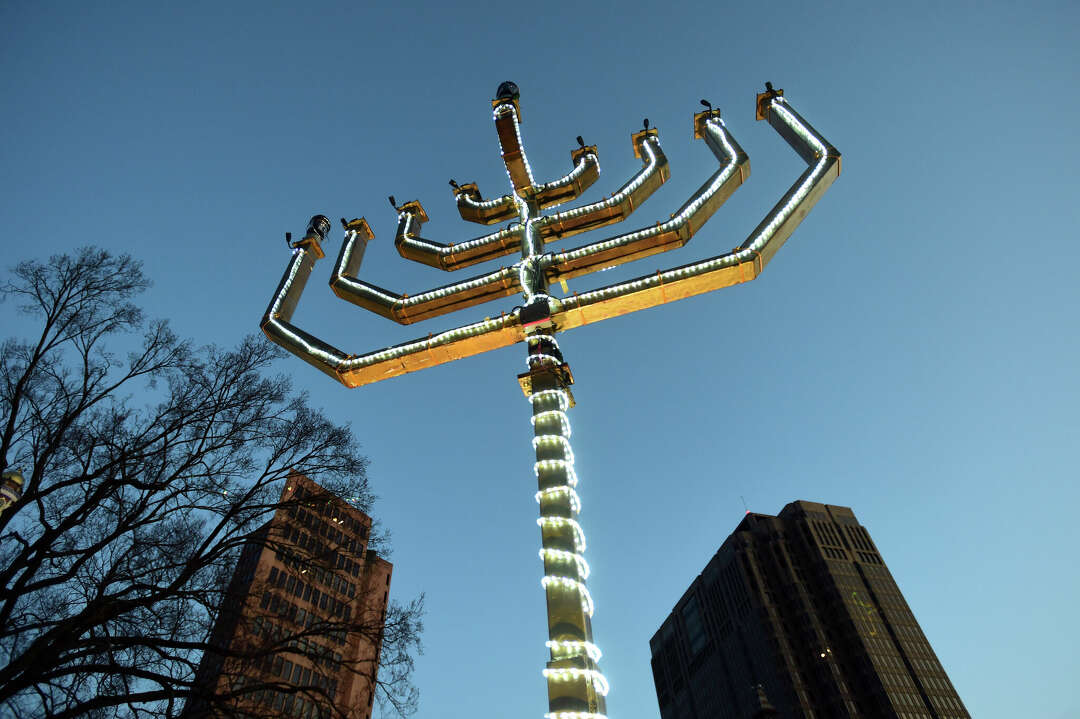 New Haven celebrates first night of Hanukkah with menorah lighting