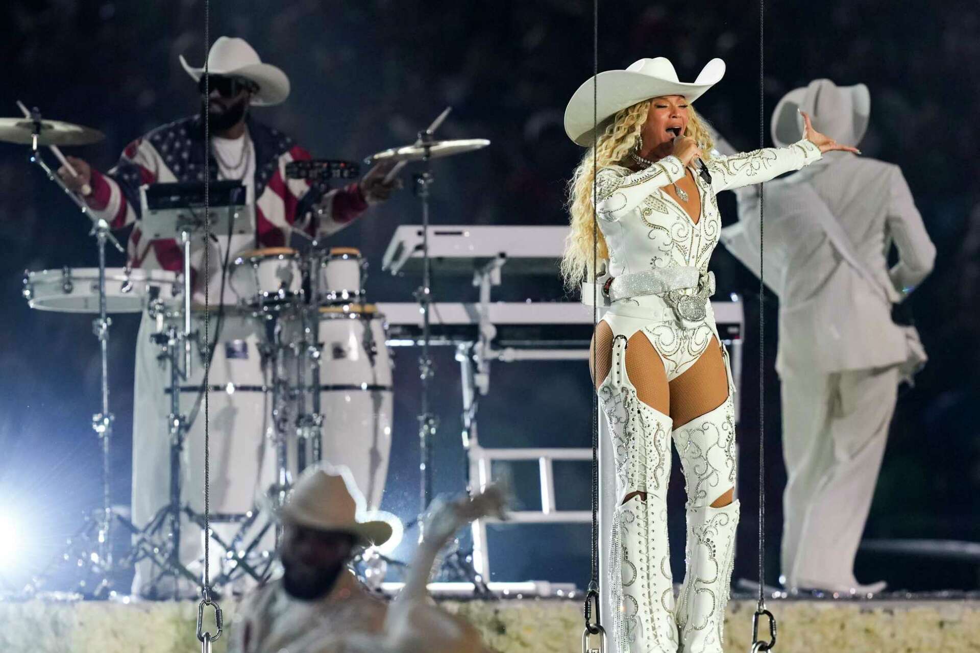 Beyoncé's 'Cowboy Carter' Houston concert starts with sweet moment