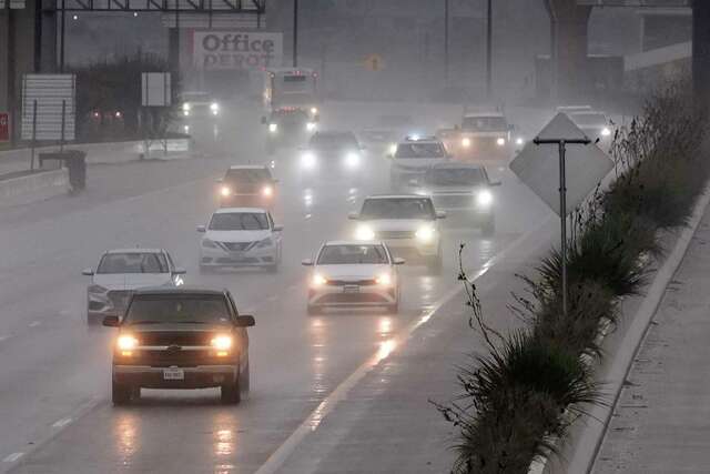 Fuertes Tormentas Azotan Texas Y Retrasan Los Viajes Vacacionales