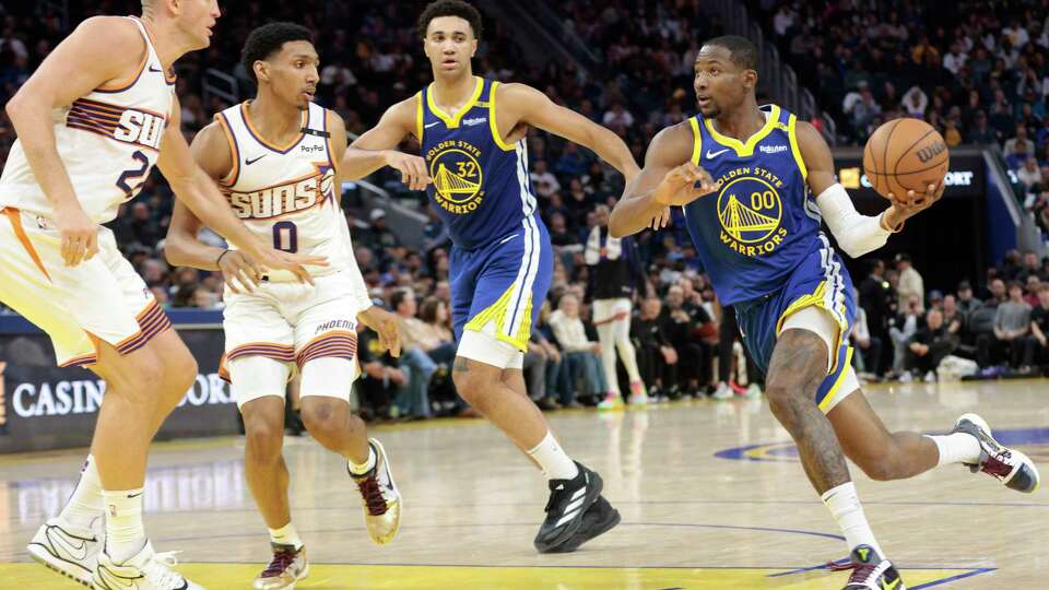 Golden State Warriors forward Jonathan Kuminga (00) drives to the hoop against the Phoenix Suns in the fourth quarter during an NBA game at Chase Center in San Francisco, Saturday, Dec. 28, 2024. The Warriors won 109-105.