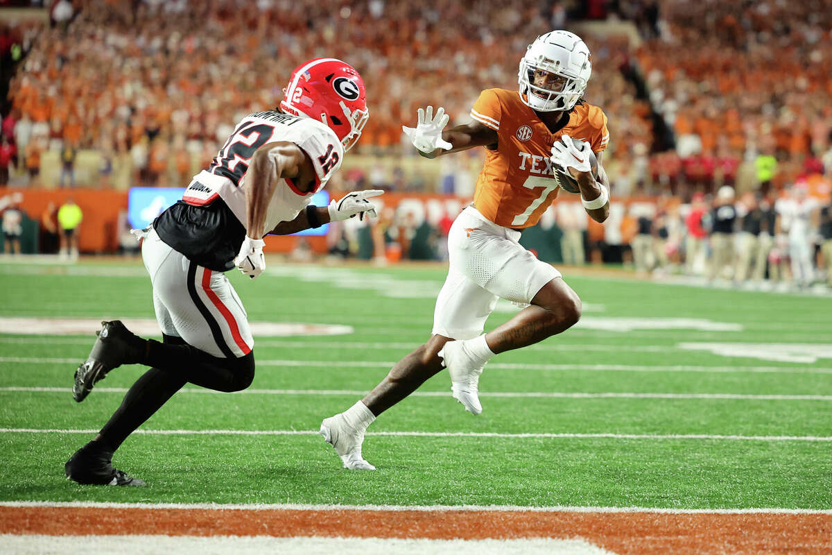 Isaiah Bond #7 of the Texas Longhorns scores a touchdown against Julian Humphrey #12 of the Georgia Bulldogs during the third quarter at Darrell K Royal-Texas Memorial Stadium on October 19, 2024 in Austin, Texas. 