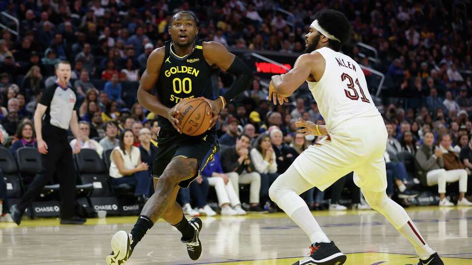 SAN FRANCISCO, CALIFORNIA - DECEMBER 30: Jonathan Kuminga #00 of the Golden State Warriors drives to the basket against Jarrett Allen #31 of the Cleveland Cavaliers in the second quarter at Chase Center on December 30, 2024 in San Francisco, California. NOTE TO USER: User expressly acknowledges and agrees that, by downloading and or using this photograph, User is consenting to the terms and conditions of the Getty Images License Agreement.