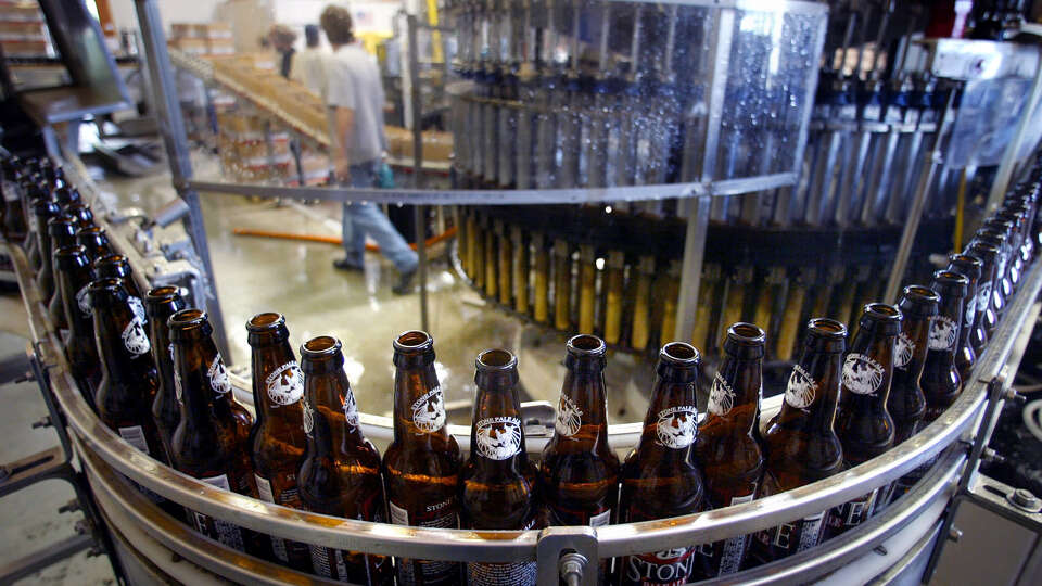 A run of Stone Pale Ale during the bottling production process in the brewhouse of Stone Brewing Company in the San Marcos area of north San Diego County. The sevenÂ–yearÂ–old company is winning high kudos across the beer world from the largest beerÂ–rating site on the Web, which picked them third in the world and best in North America for their beers. Photos shot 6/16/03. (Photo by Don Tormey/Los Angeles Times via Getty Images)