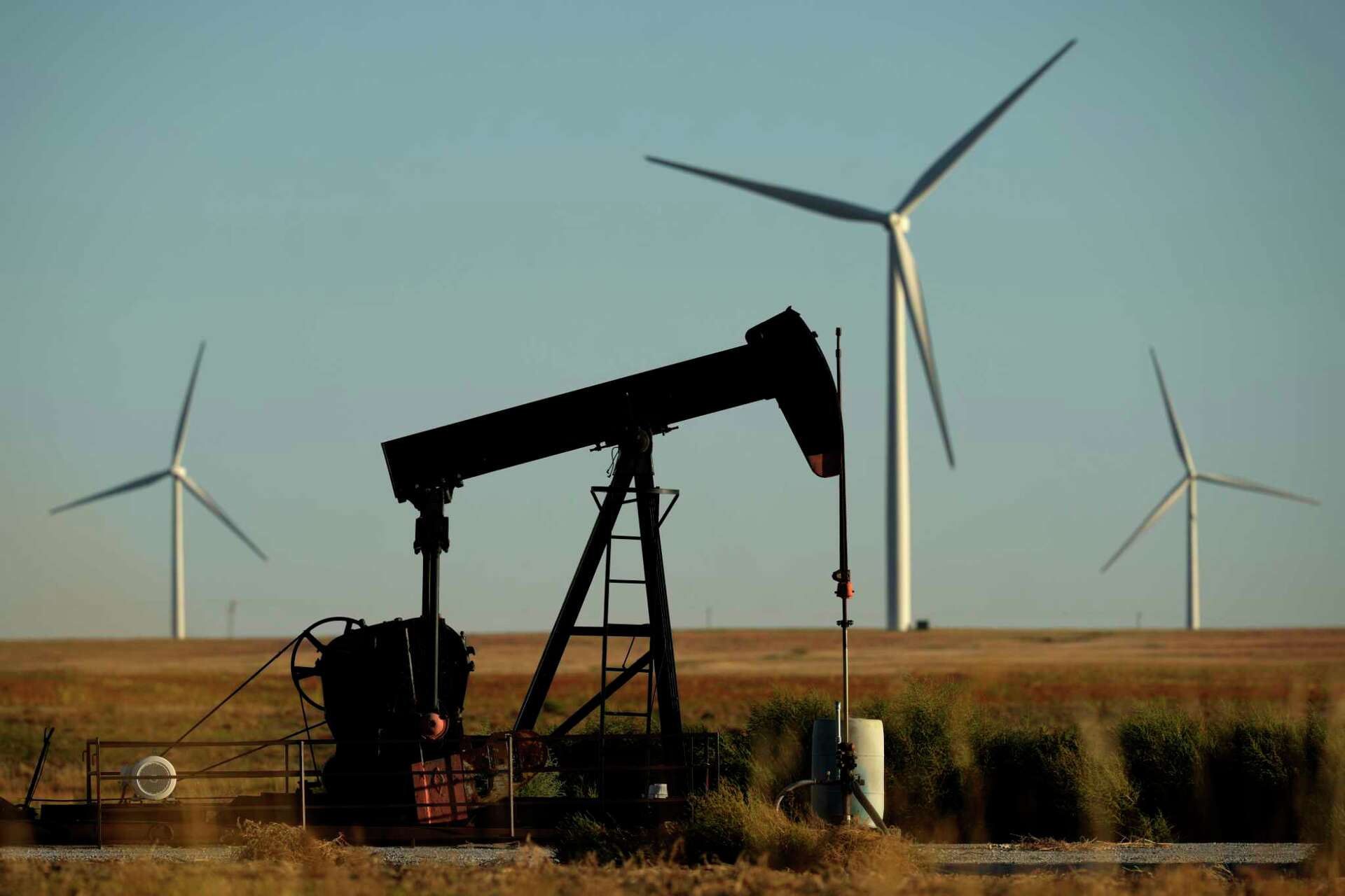 Texas bills targeting solar, wind power fail, but threats remain