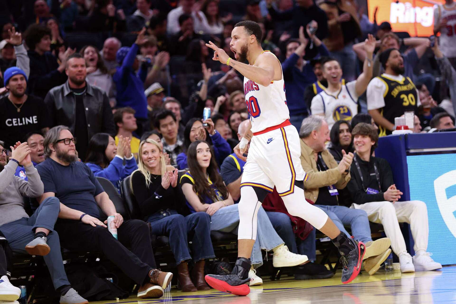 Stephen Curry, Warriors shake off shooting woes in blowout of 76ers
