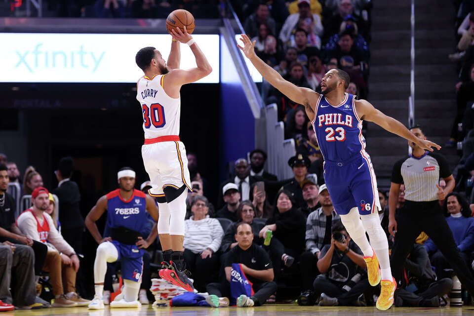 Stephen Curry, Warriors shake off shooting woes in blowout of 76ers