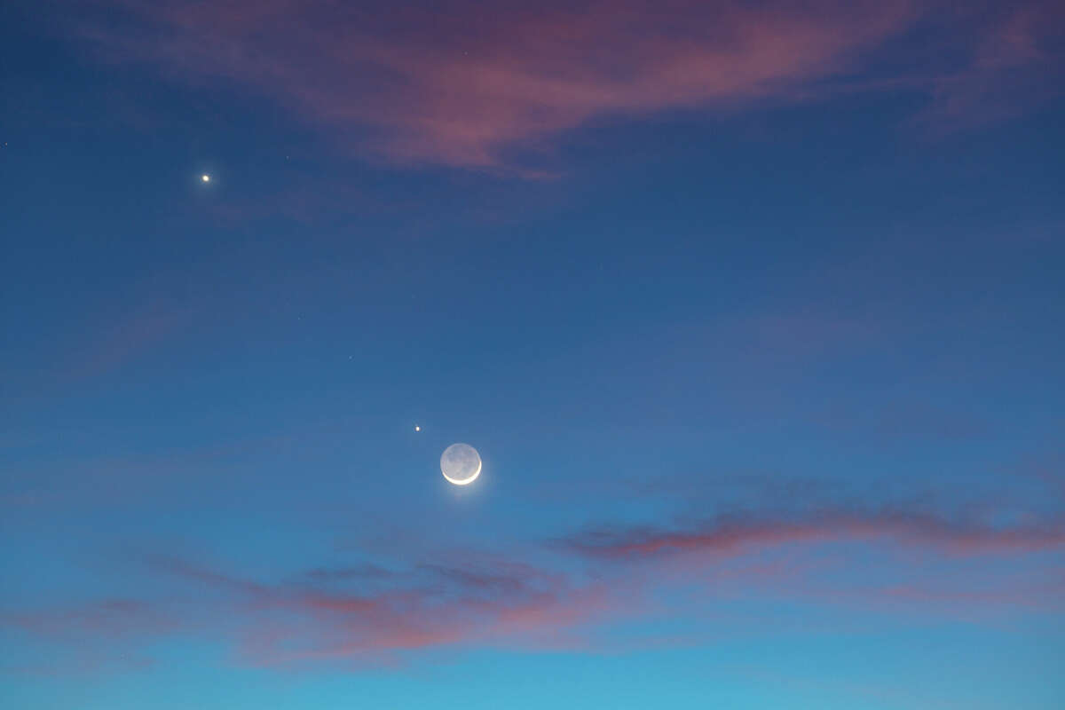 Four planets—Mars, Jupiter, Venus, and Saturn—are visible with the naked eye every night in January. 