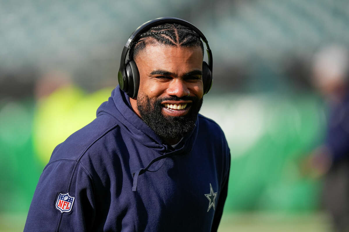 Dallas Cowboys running back Ezekiel Elliott works out prior to an NFL football game against the Philadelphia Eagles, Sunday, Dec. 29, 2024, in Philadelphia. (AP Photo/Chris Szagola)