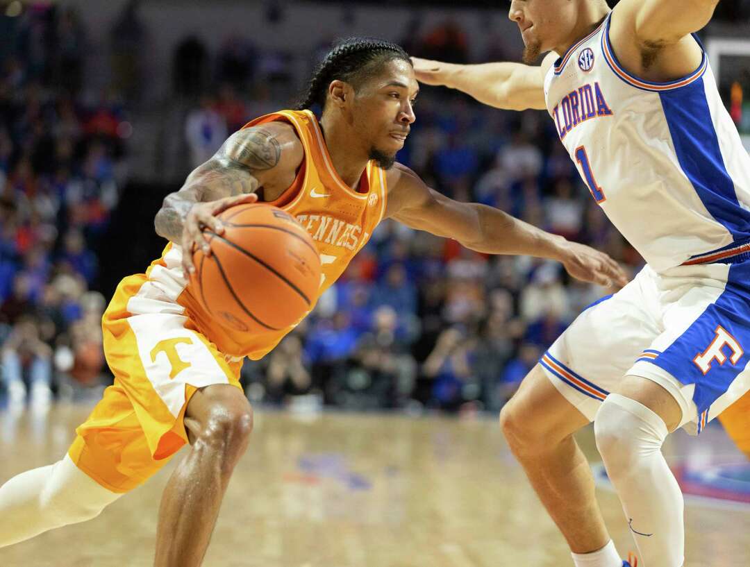 No more unbeatens: No. 8 Florida topples top-ranked Tennessee 73-43 ...