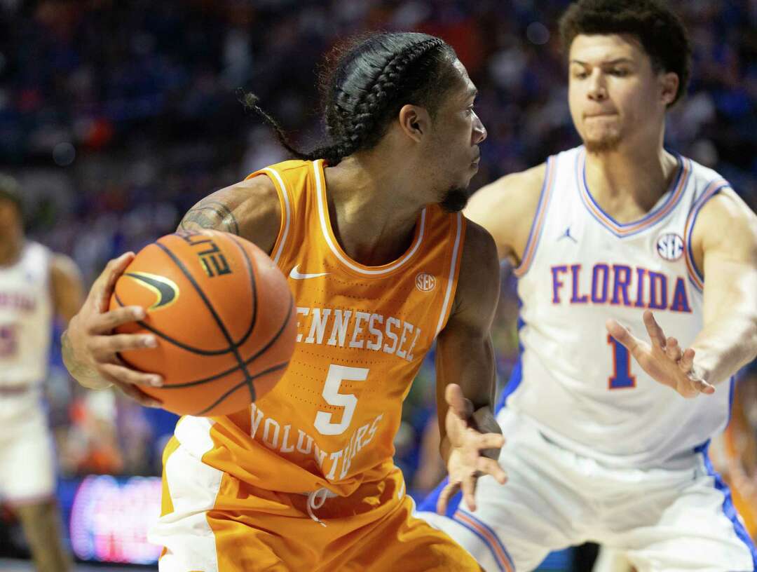 No more unbeatens: No. 8 Florida topples top-ranked Tennessee 73-43 ...