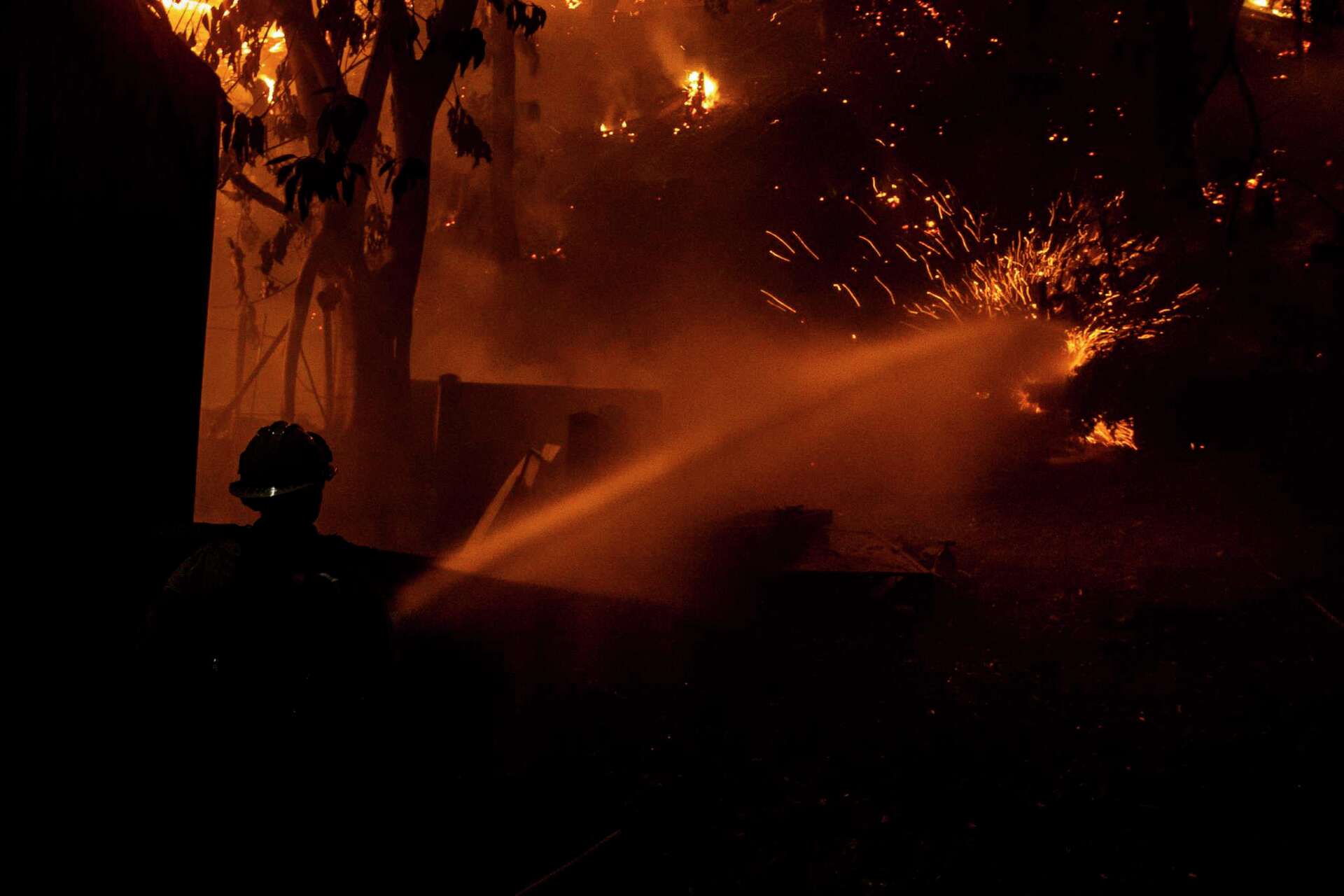 More Californians flee as new fire erupts in Hollywood Hills