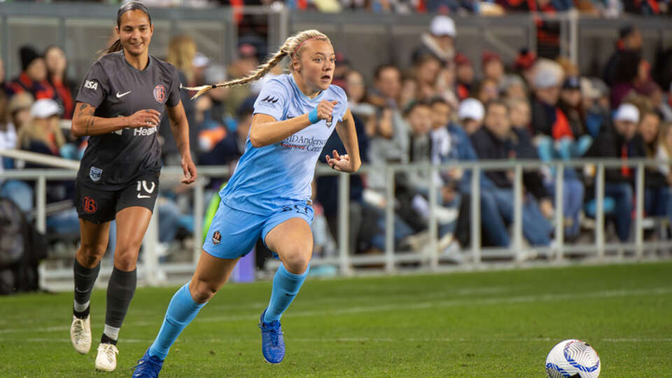 SAN JOSE, CALIFORNIA - MARCH 30: Avery Patterson #30 of the Houston Dash evades Deyna Castellanos #10 of Bay FC during a game between Houston Dash and Bay FC at PayPal Park on March 30, 2024 in San Jose, CA. (Photo by Lyndsay Radnedge/ISI Photos/Getty Images)