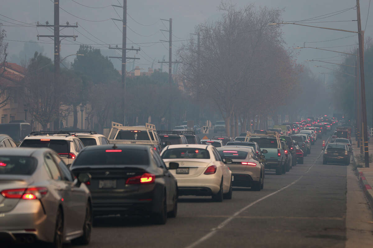  Traffic backs up as residents evacuate ahead of the Kenneth Fire on January 09, 2025 in Calabasas, California. The Kenneth Fire started Thursday afternoon and is forcing evacuations in Calabasas and West Hills. 