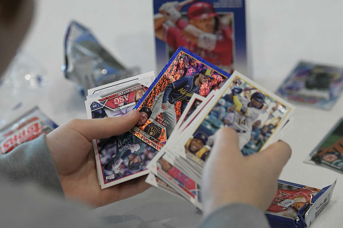 In Photos: Stamford's Sports Cards & Memorabilia Show draws crowds