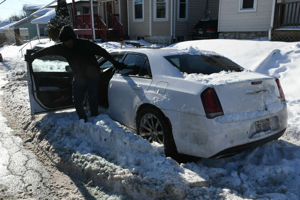 Alton residents tackle heavy snowfall; some dream of warmer climates
