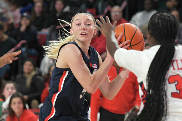 Paige Bueckers returns for UConn women's basketball's in win at St. John's