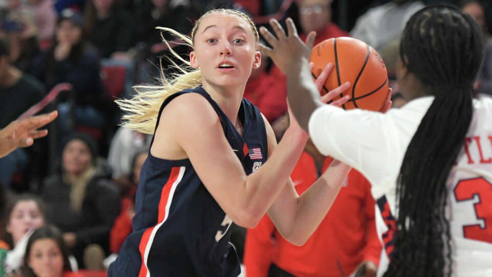 Paige Bueckers returns as Azzi Fudd leads Huskies in win at St. John's