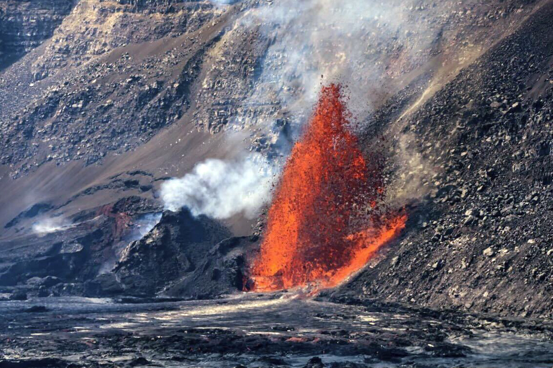 Eager visitors flock to see spectacular lava fountaining from Kilauea ...