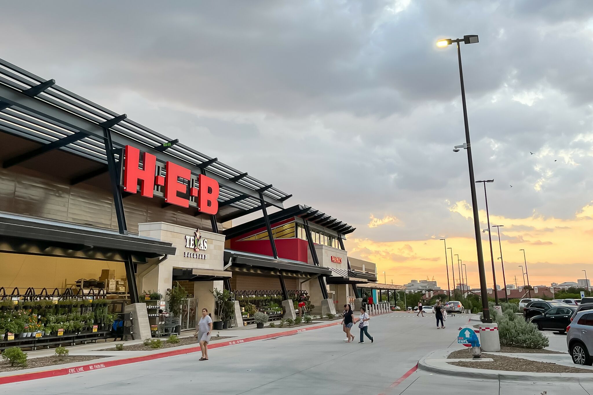 Texas grocery giant H-E-B announces its first Dallas store