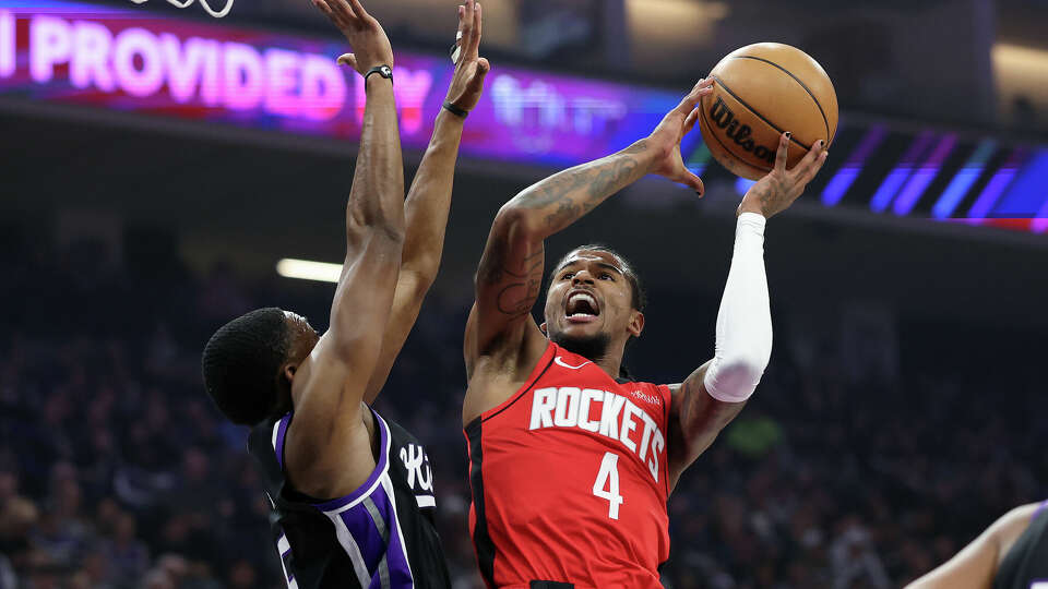 SACRAMENTO, CALIFORNIA - JANUARY 16: Jalen Green #4 of the Houston Rockets shoots over De'Aaron Fox #5 of the Sacramento Kings in the first half at Golden 1 Center on January 16, 2025 in Sacramento, California. NOTE TO USER: User expressly acknowledges and agrees that, by downloading and/or using this photograph, user is consenting to the terms and conditions of the Getty Images License Agreement. (Photo by Ezra Shaw/Getty Images)