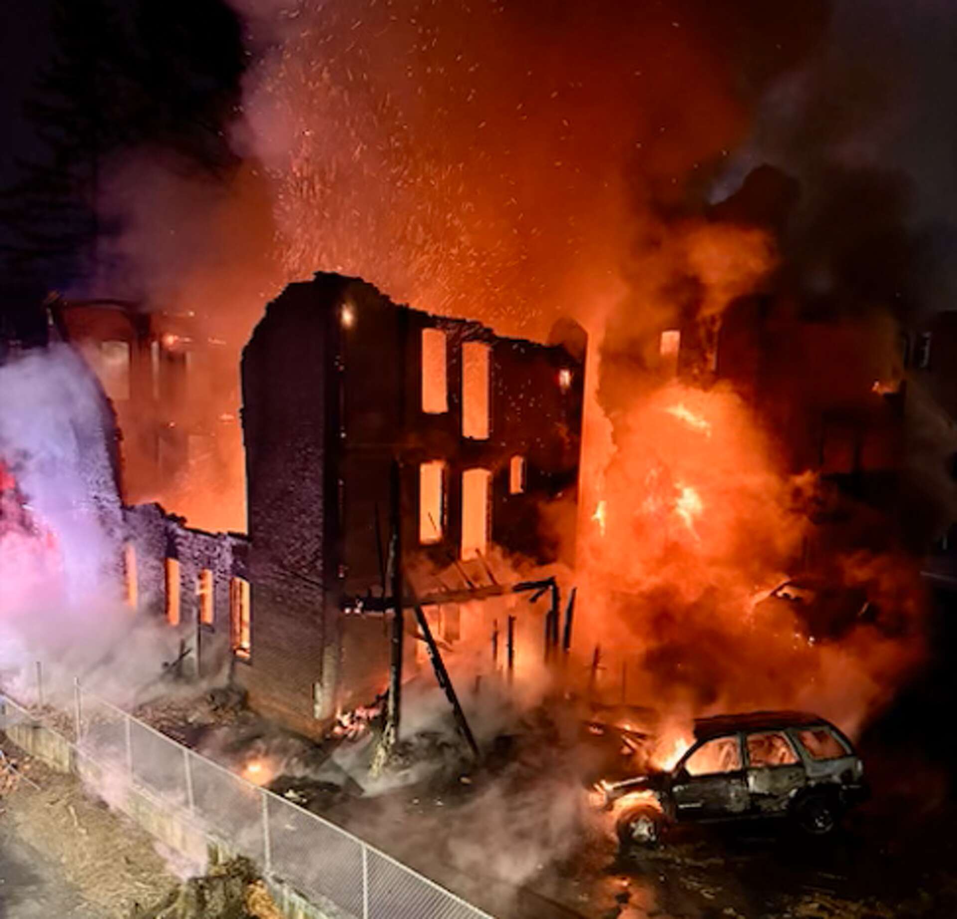 Vacant Hartford building collapses after in overnight blaze