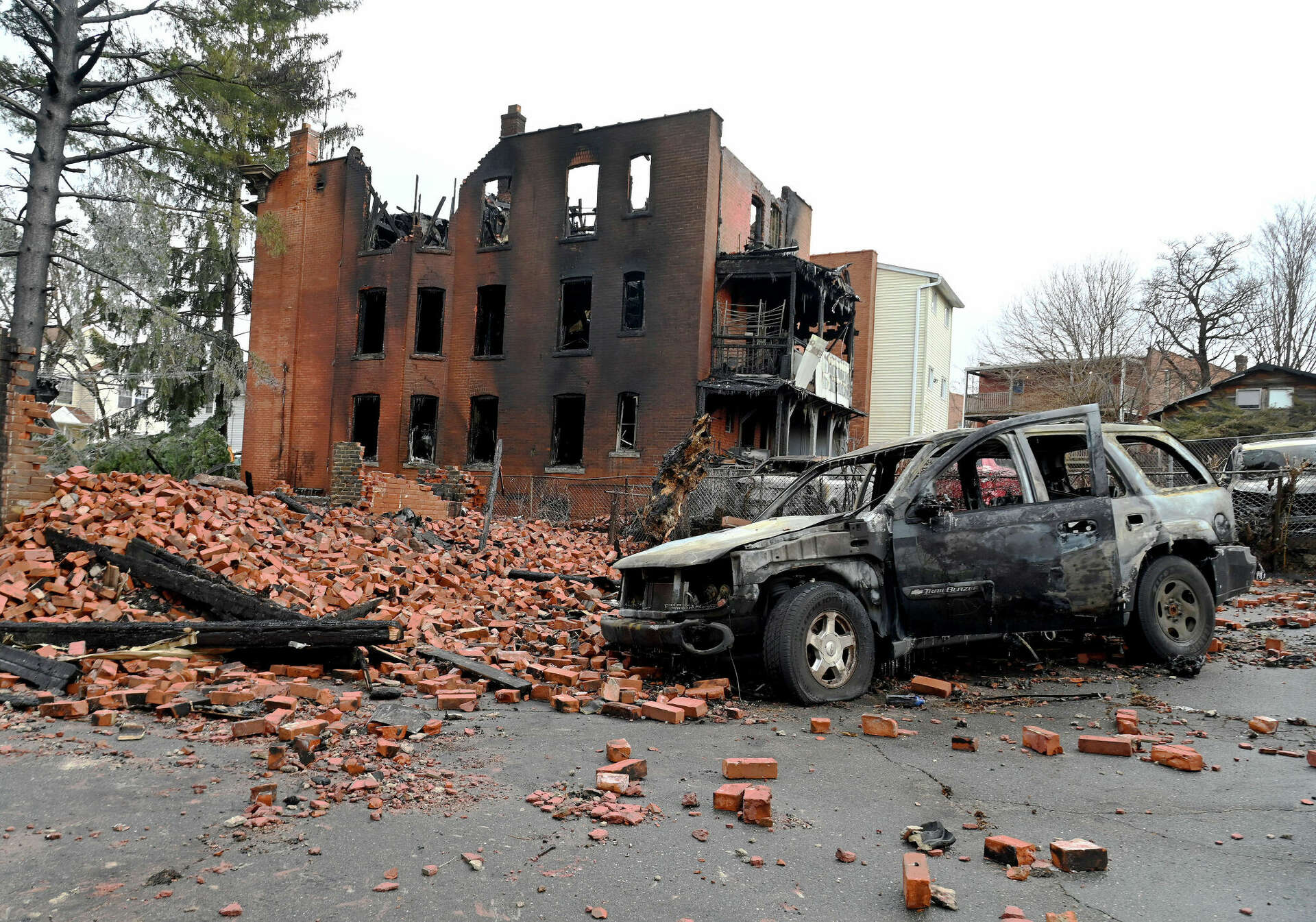 Vacant Hartford building collapses after in overnight blaze